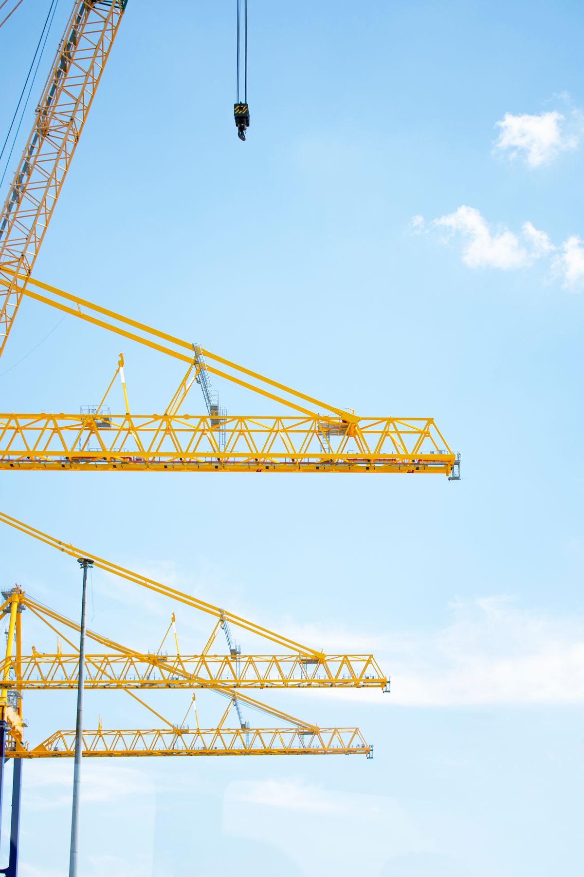 Hydraulic pumps for cranes and lifting equipment